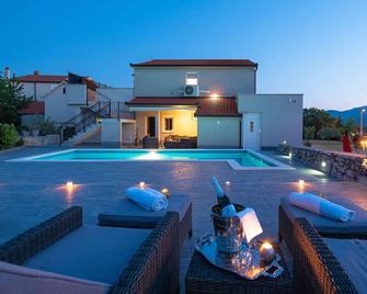 Villa in Ugljane with private pool - Ugljane - Piscina