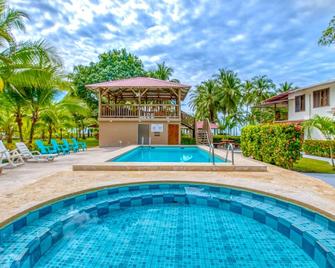 Studio 1 for four to five guests - Parrita - Zwembad