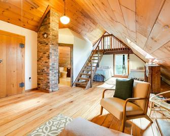 Breathtaking Mtn Views Stylish Rustic Retreat! - Bennington - Living room