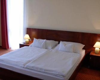 Faluközpont - Újhartyán - Camera da letto