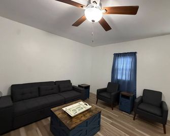 Cozy 1-bedroom apartment in delightful Devonshire just a walk to the city. - Devonshire - 客廳