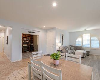 Pet friendly 3br 2ba Private optional heated Pool BBQ grill Golf Clubs close to park - Каза-Ґранде - Їдальня