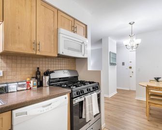 Pristine Lakeview l Boystown l Wrigley Haven l Beach - Chicago - Kitchen