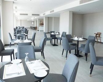 Spacious 3br Family Suite Sunday Luxury Adliya - Manama - Restoran