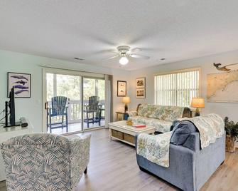 Southport Resort Condo w/ Deck & Pool Access - Southport - Living room