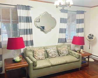 Willowemoc Creek Cottage - Livingston Manor - Living room