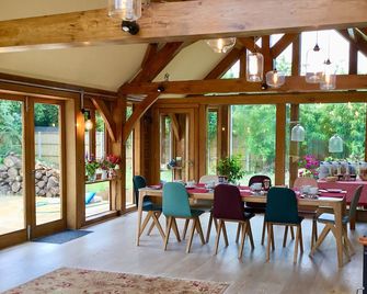 Heathrow Cottages B&B - Staines-upon-Thames - Dining room