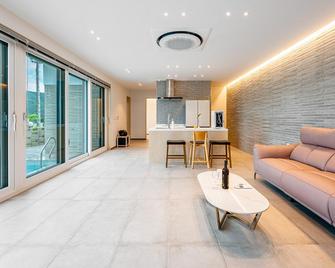 Gumi Human Tree Pension - Sangju - Living room