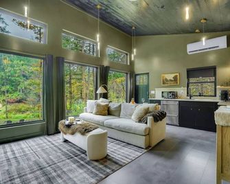 Romantic Riverside Getaway! Riverview Hot Tub! - Grantsville