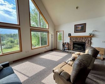 Relax at Bear Hug House on Bear Lake Manawa Wi.– Private Pond & Easy Lake Access - Manawa - Sala de estar