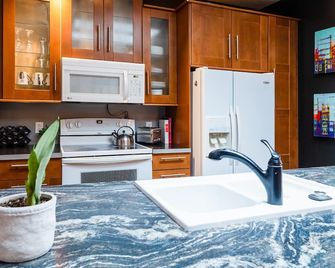 Historical apartment close to downtown - Medicine Hat - Kitchen