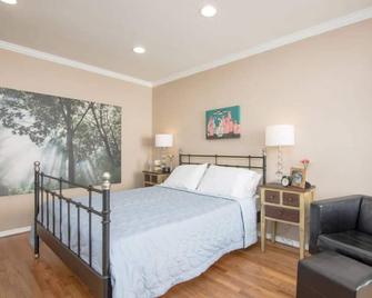 The Sanctuary - Be Pampered - Full Kitchen - Burbank - Bedroom
