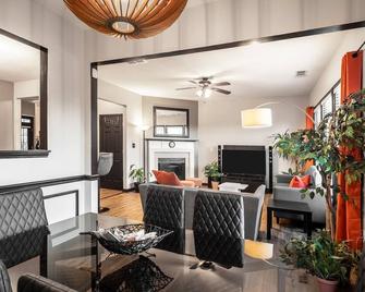 Sleeps 10 Near I-85 4br Family Stay - Duluth - Dining room