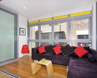 Little New York on Riley - Executive 1BR Darlinghurst Apartment with New York Laneway Feel - Sydney - Living room