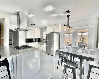 Fairhaven Home: Country Livingking Bedlaundryac - Jurupa Valley - Kitchen