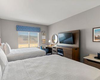 هامبتون إن موبيل آي-10/ بيلينجراث جاردنز - موبيل - غرفة نوم