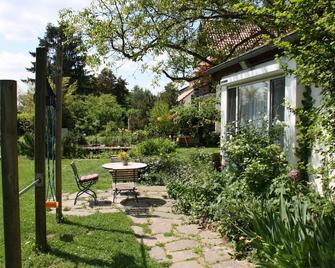 Idyllic holiday home under old walnut trees, quiet and in the countryside - Heidelberg - Innenhof