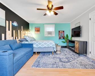 Fun Vibes Motel Suite: Chic Beach Getaway - Old Orchard Beach - Bedroom