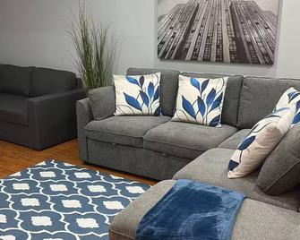 Home away from Home-YYZ Airport - Mississauga - Living room