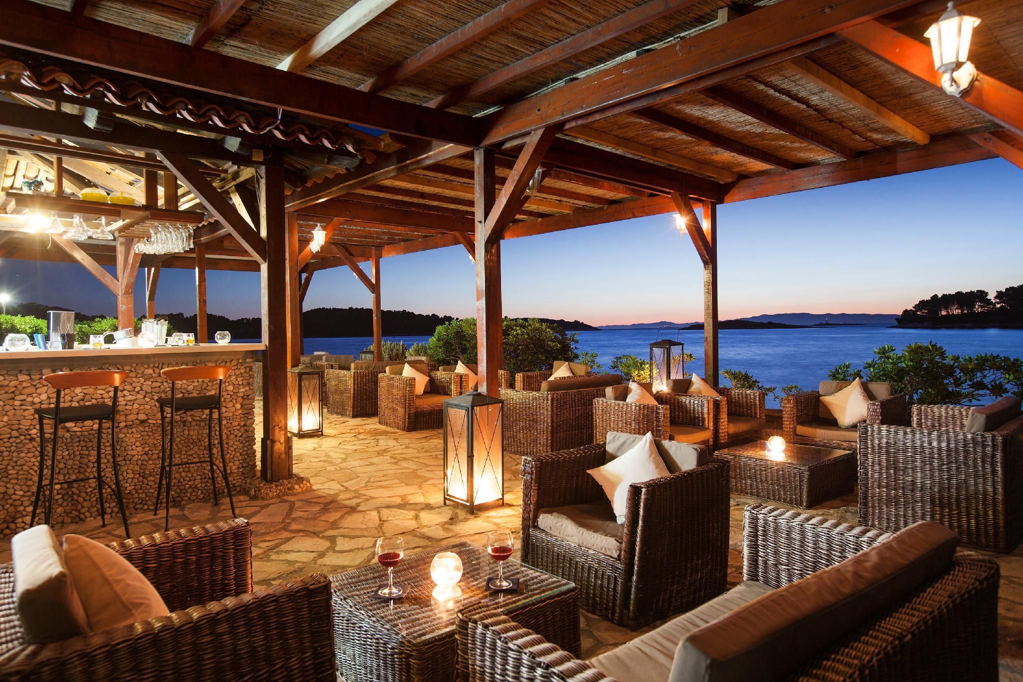 هوتل أوديسي - Pomena - بار