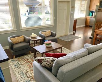 Bright 2 bdrm, 13 minutes from Silver Star/Golf/Lakes - Vernon - Soggiorno