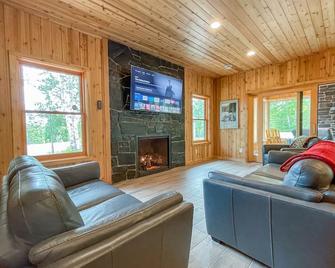 Wheel Hus Retreat is a beautiful luxury home located in Tofte, Minnesota - Tofte - Living room