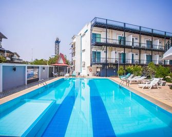 Prince Hotel Chiang Mai - Chiang Mai - Piscina