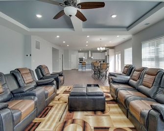 Dumfries Vacation Rental about 32 Mi to Washington DC! - Dumfries - Lounge