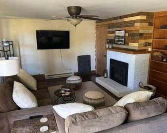 Comfortable 3br Home - Cozy - Enterprise - Living room