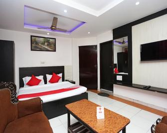OYO 15848 Hotel Mahajan Palace - Alīgarh - Bedroom