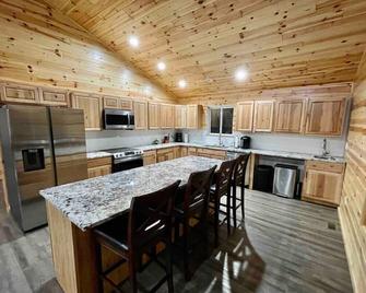 Lakefront Lodge on Shupac Lake! Pontoon/Sauna/More - Grayling - Kuchyň