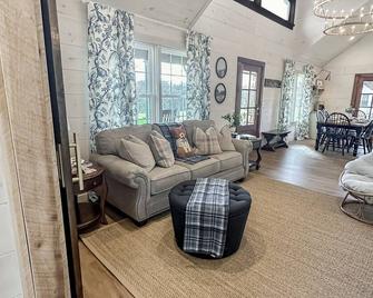 The Green Mountain-Newly Build Cabin with AC, WiFi in Greeneville-Family-Pets - Greeneville