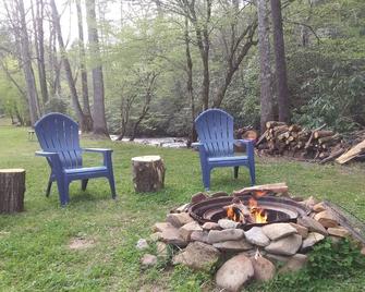 Enjoy full hookups at our pristine Creekside for RVs, small campers, tents. - Murphy - Binnenhof