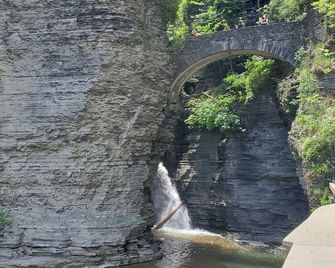 Hudson Manor Bed & Breakfast - Watkins Glen