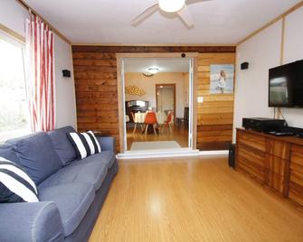 Manitou Beach Cottages By Prowess - Watrous - Living room