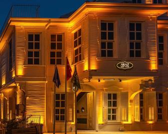 Araz White House - Burgaz Adası - Bina