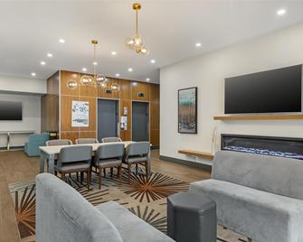 Best Western Plus Suites Downtown - Calgary - Living room