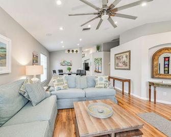 Welcome to Shangri-La Resort Home with Pool! - Bradenton - Sala de estar