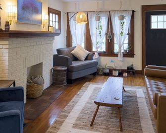 Cozy Cottage- Close to High Street and OSU campus and pet friendly! Sleeps 6! - Columbus - Living room