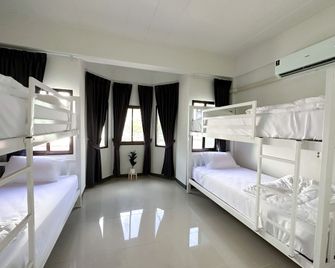 Montana Hotel & Hostel Phuket - Phuket City - Bedroom