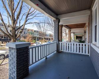 Spacious, Relaxing, 4 Bd 3.5 Ba Home In Petworth! - Washington D. C. - Balcón