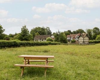 Holly Bush - Leominster