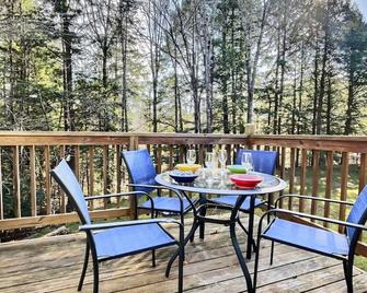 Fiddlehead Lane Near Kilington Fireplace Grill - Pittsfield - Balcón