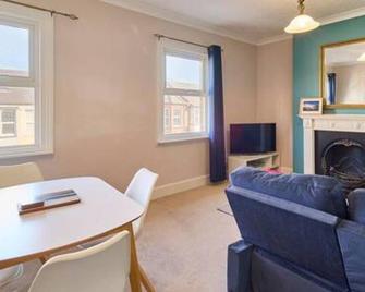 Host & Stay - Westbrook Road - Margate - Living room