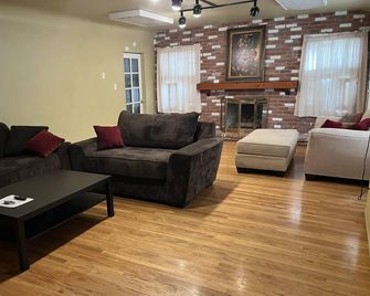 Secluded Charming And Unique Spacious Apartment Excellent Central Location - San Diego - Sala de estar