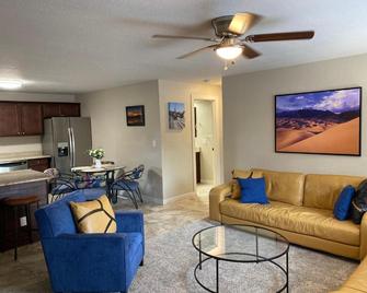 Bell & Main Alamosa Studio Suite-Walking distance to downtown - Alamosa - Wohnzimmer