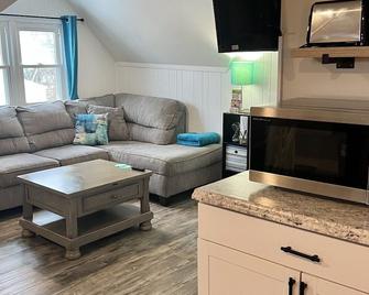 Gotl Lakeview Loft- Sunset Vacation Rentals - Geneva - Living room