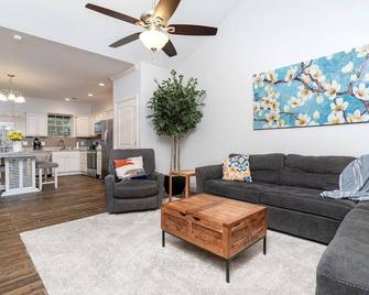 Elegant Cades Cove Condo with Community Pool - Townsend - Living room