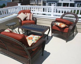 Stone Harbor With Water View! 1 Block to Downtown - Stone Harbor - Balcony