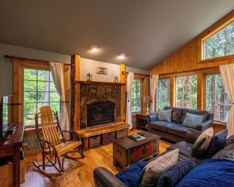 Copper Creek Inn, Cabins and Lodge - Ashford - Living room